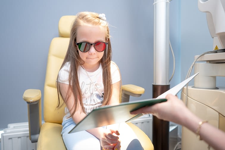 dziecko w okularach podczas badania okulistycznego