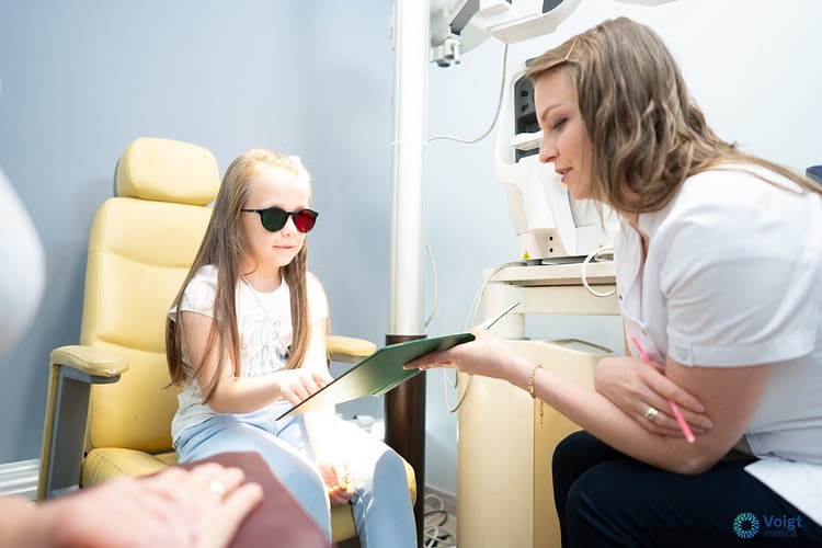 dziecko podczas badania wzroku u okulisty
